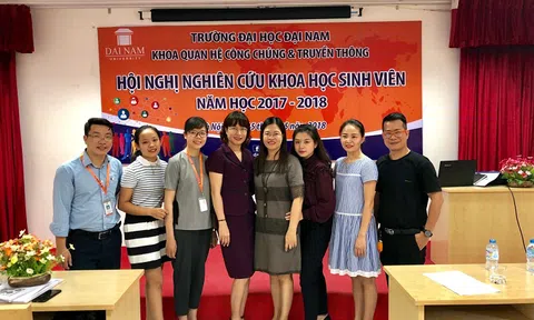 Sinh viên khoa QHCC&TT nghiên cứu khoa học với nhiều đề tài có giá trị cao